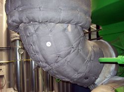 Heißbereich isolieren an einer Abgasanlage Eingang zum Wärmetauscher